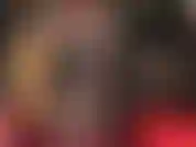 Espléndida, con una enorme polla negra entre dos medias brillantes. La enorme polla negra de mi ama y sus brillantes medias de nailon te humedecen el clítoris. Mi ama compara y acaricia tu inútil pene.