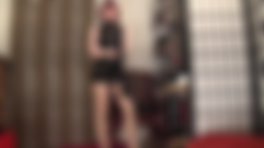 Que usa guantes de látex: la amante vivian usa un traje de goma y se desliza sobre guantes de goma largos negros a juego.