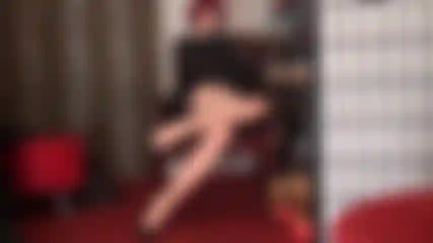 Seducción de piernas con medias con costuras color piel: las piernas de la señora vivian son tu mayor debilidad. Delgada, larga y revestida de nailon, con costuras que llegan hasta su espectacular trasero.