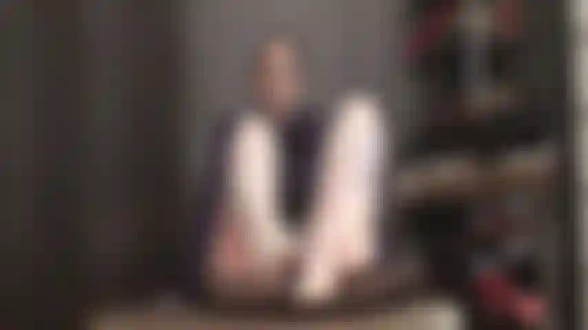 Adicta a las hermosas piernas, pies y strap-on de la amante vivian.