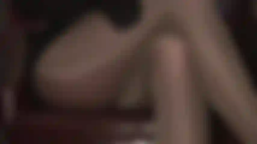 Fetiche de piernas cruzadas en capas de nailon brillante: los muslos de medias con costuras extremadamente brillantes de la amante vivian te vuelven loco.