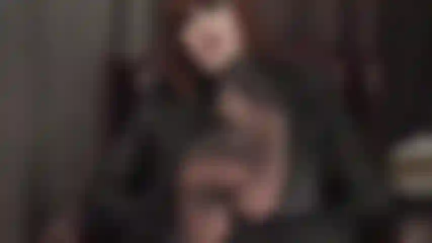 Dominación de pies con medias. Mi ama tiene los pies en alto, apuntando directamente a tu cara. Tobillos cruzados, arcos altos, plantas suaves y dedos que se mueven. Anhelas estar debajo de ellos mientras mi ama te mira directamente a los ojos.