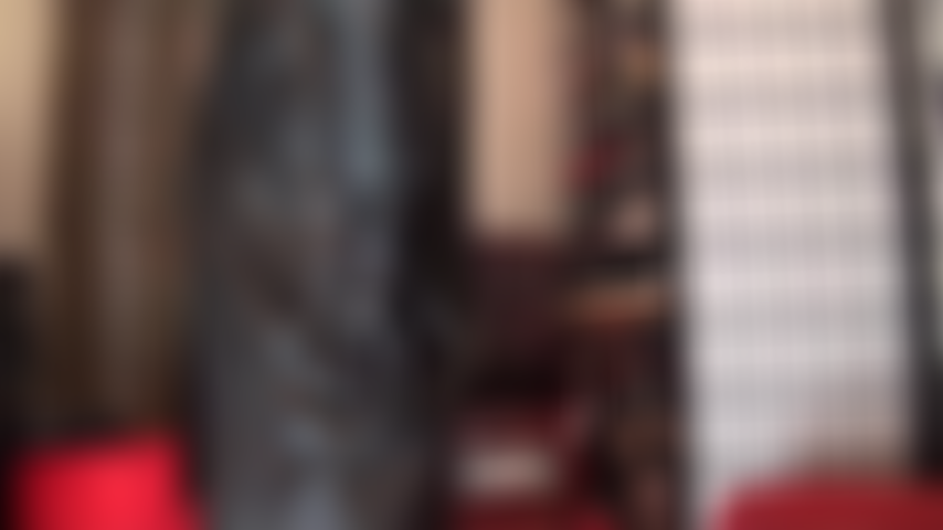 Diosa del cuero, te hace babear en adoración por su hermoso abrigo de cuero negro, guantes y botas.