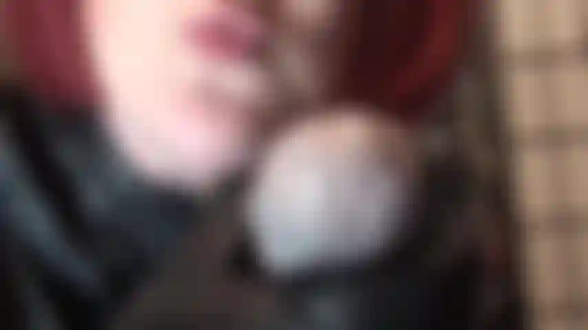 Media paja con guantes de cuero con adoración al culo y cara sentada en pantalones de cuero y pantimedias: tu polla va a recibir una dura paliza siendo ordeñada violentamente por las manos de cuero de la amante, centrándose especialmente en la sensible cabeza del gallo.