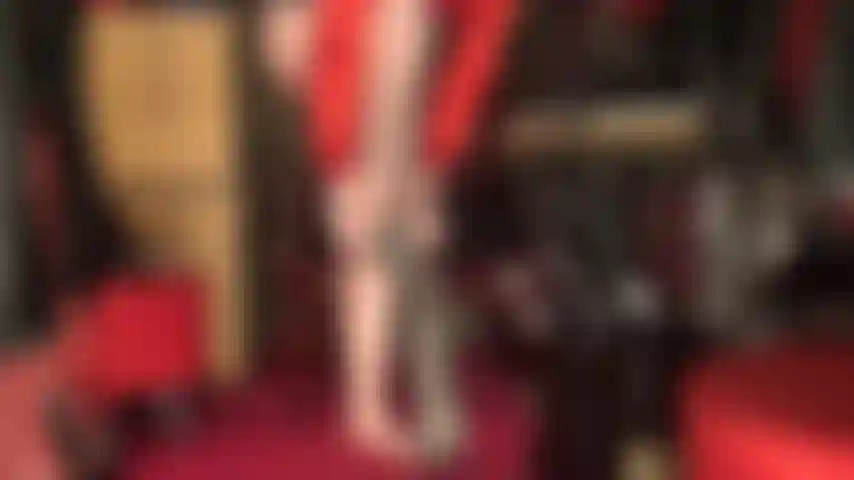 Ama se desliza sobre medias grises brillantes y tacones negros para provocar al amante de las piernas.