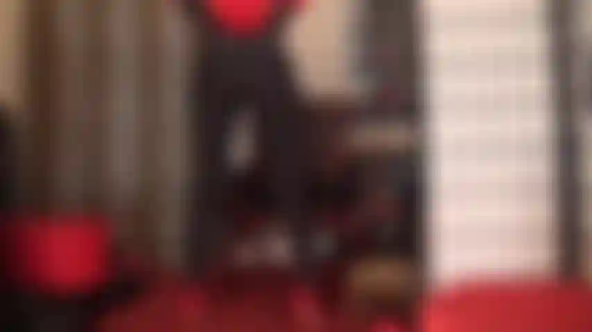 Adoración de culo en rojo y negro: leggings de lycra negros brillantes acentúan el trasero redondo de la amante.