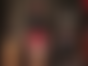 Capas de látex: medias transparentes, un minivestido rojo intenso, guantes negros y camisa negra abotonada. Caliente!