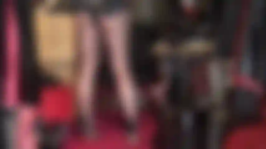 Ama abre las cremalleras de su traje de spandex...