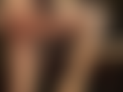 Piernas y pies con medias brillantes doradas y guantes de nailon negros: admire las piernas perfectamente esculpidas y los pies sensuales de la amante vivian mientras se coloca unas medias brillantes y se pone guantes de nailon transparentes.