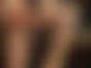 Piernas y pies con medias brillantes doradas y guantes de nailon negros: admire las piernas perfectamente esculpidas y los pies sensuales de la amante vivian mientras se coloca unas medias brillantes y se pone guantes de nailon transparentes.