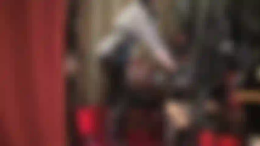 Pantalón de pvc negro brillante - ama se entrega a tu fetiche por los jeans de vinilo y te excita jugando con la cremallera y los bolsillos, lamiendo y besando la tela, con blusa de rayas y peluca de pelo largo.