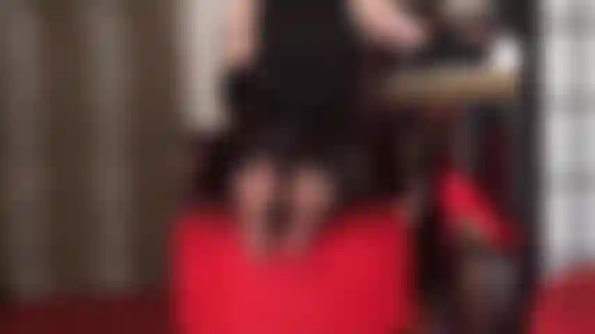 Fetichismo de pies: los pies giran, los dedos se mueven y se extienden en medias negras muy transparentes.