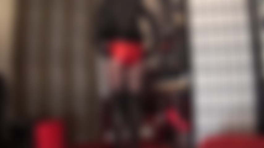 Tortura de pollas y ordeño en shorts rojos metalizados y cuero negro.