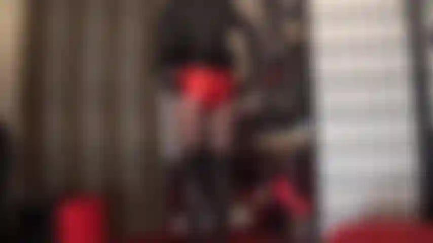 Tortura de pollas y ordeño en shorts rojos metalizados y cuero negro.