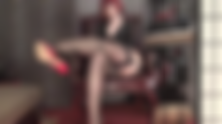 Provoca, provoca, provoca, estas medias vintage negras con costuras te cautivarán. Anhelas que estas medias de arco alto te acaricien el pene mientras te tienta el escote de mi ama.