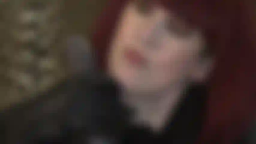 Diosa del cuero acaricia una gran polla negra con guantes.