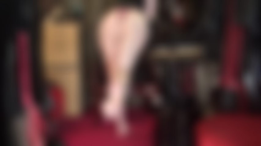 Ama te tiene débil y babeando por sus pies desnudos y su culo.