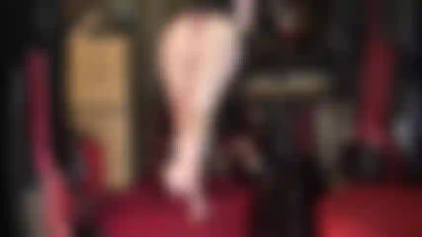 Ama te tiene débil y babeando por sus pies desnudos y su culo.