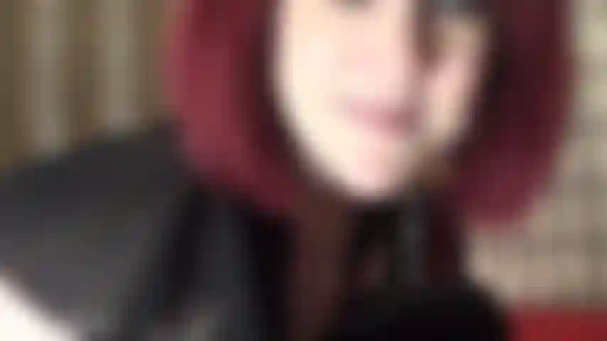 Ven aquí mi cosita linda, sé mi niña, mi perra, te vestiré, te provocaré con dulces besos, te abrazaré fuerte y te frotaré el trasero... Por ahora... ¡Sentirás mi polla pronto, muy muy pronto...!