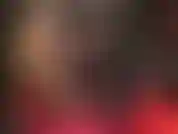 Capa de medias negras sobre color nude brillante, tacones calientes y paja con guantes de satén.