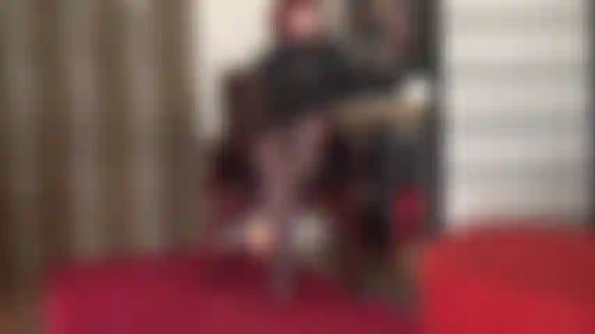 Las piernas cruzadas en pantimedias son tu perdición... Una vez atrapada entre ellas, no habrá escapatoria. Como una serpiente que se enrosca en tu cuello, el agarre se hace cada vez más fuerte...