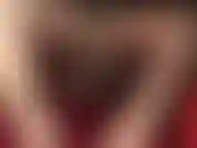 Dominación con strap-on en capas de nailon sedoso, botas de satén brillante hasta la rodilla y vestido de lycra.