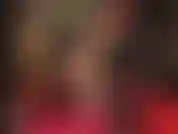 Piernas en medias doradas brillantes. La señora vivian presenta sus impecables piernas de nailon con estas increíbles medias brillantes, shorts sexys y tacones rojos de charol. Simplemente irresistible.