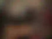 El látex nunca brilla demasiado. Mírame pulir mi minifalda de látex para que quede aún más brillante.