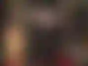 Vestida con un ajustado traje de látex negro, reluciente, y una blusa de goma a capas. Imagínate a la ama vivian usando tu pene de esclava como herramienta para pulir su látex hasta dejarlo reluciente, mientras se frota un consolador por todo el cuerpo.