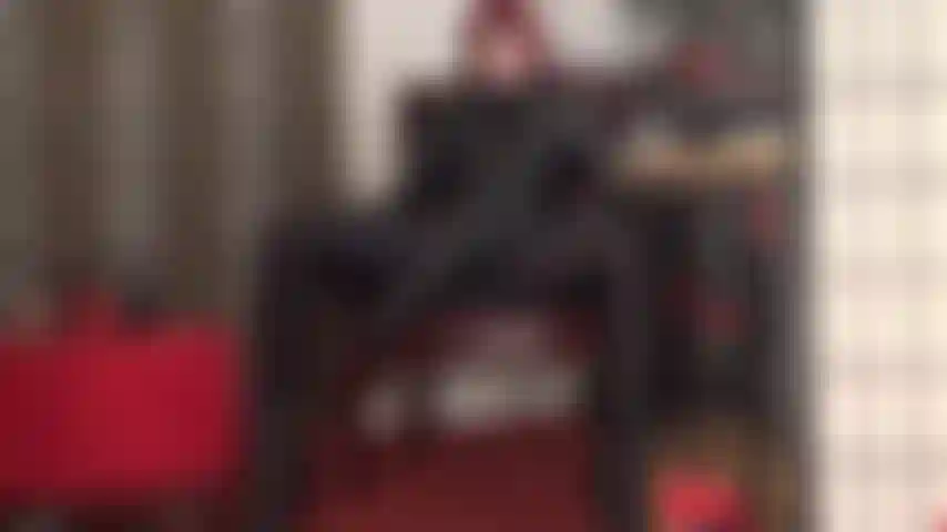 Ama sabe cuánto anhelas su enorme consolador negro. Provocativa y tentadora mientras se mece frente a tu cara, suplicando que lo meta directamente en tu garganta y que lo empuje dentro de tu coño de zorra en todas las posiciones posibles.