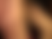 ¡Ponte más medias brillantes! A la señora vivian le encantan las medias brillantes y sensuales, mira qué brillo tan increíble. Si tan solo pudieras frotarte por completo y deslizar tu pene entre ellas...
