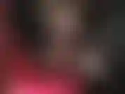 Pantalones cortos diminutos y brillantes, guantes largos de cuero y piernas aún más largas envueltas en medias negras transparentes.