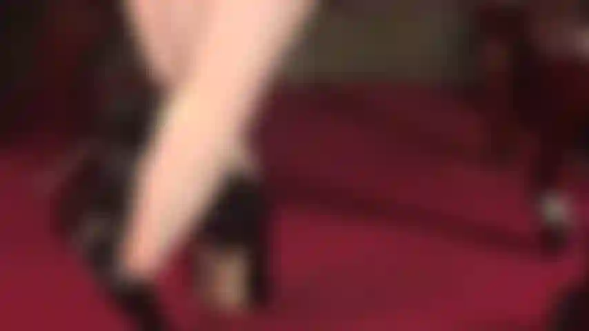 Tu diosa de los pies provoca a los chicos de los pies con sus maravillosos pies cubiertos por medias de nailon con costuras que entran y salen de tacones de acero.