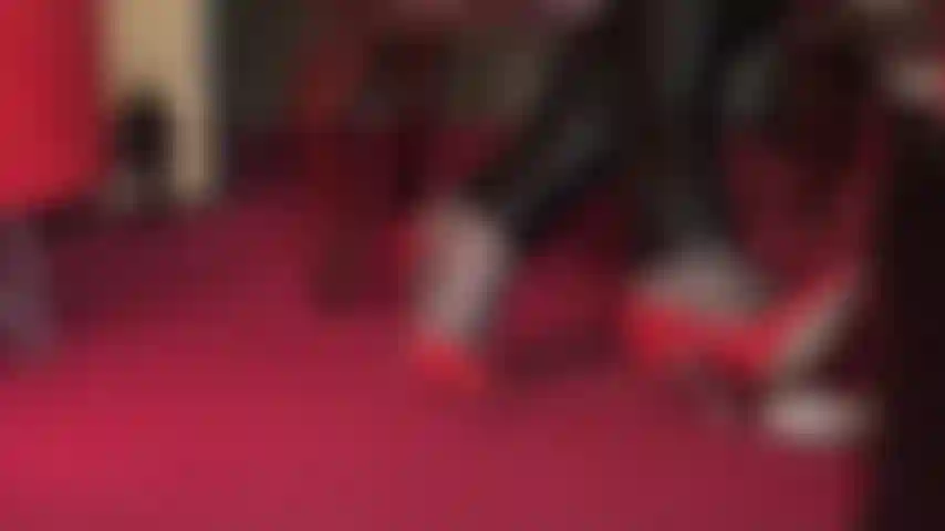 Tu polla de esclava necesita un poco de dulce tortura con mis tacones de acero charol rojo.