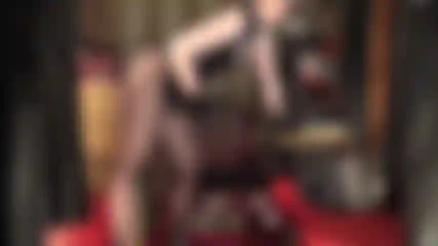 Una diosa vestida de látex que balancea su enorme consolador negro y se dirige directo a tu estrecho ano. Adora mi cuerpo espectacular y mi enorme polla negra.