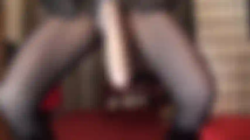 Medias de rejilla, adoración por el culo y una polla enorme: la amante tienta y se burla con su polla gruesa y carnosa y su culo en medias de rejilla con costura empujándolo hacia abajo en tu boca abierta.