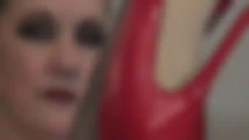 Mis tacones rojos te dejan sin aliento. Cada pensamiento tuyo está lleno del intenso deseo de besar y lamer los tacones de mi amante.