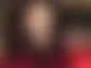 Mientras te arrodillas frente a sus brillantes piernas de nailon, la amante acaricia tu palpitante polla de esclavo con una fusta.