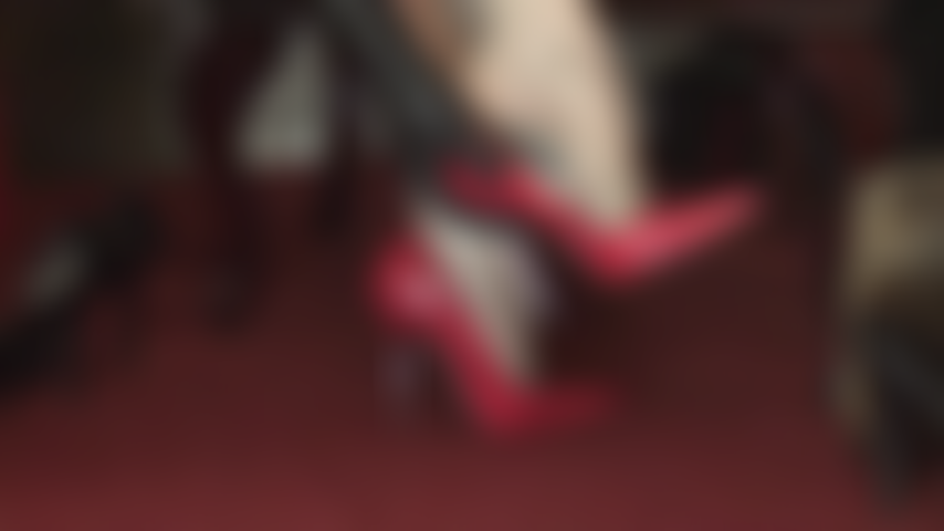 Adicta a los tacones: eres una fanática absoluta de los tacones. Mi ama alimenta tu adicción con sus pies en medias y tacones de aguja.