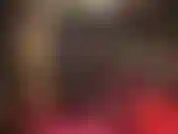 Ama vestida de cuero negro.