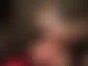 Conozco tu amor por las medias sedosas de color canela... Tu polla se excita mientras acaricio mis maravillosas piernas largas cubiertas de nailon con mis manos desnudas y una media de nailon negra sobre mi mano.