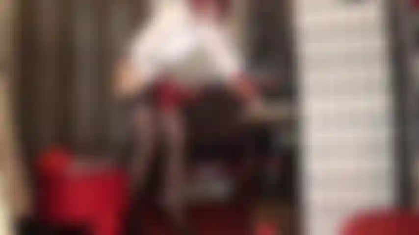 Con medias rojas, penetrando y asando con un strap-on negro grueso. Las pollas grandes te penetran por ambos lados.