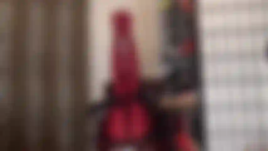 Piernas en alto en pantimedias de lycra rojas brillantes y trabajo de pies en un consolador sin cortar.