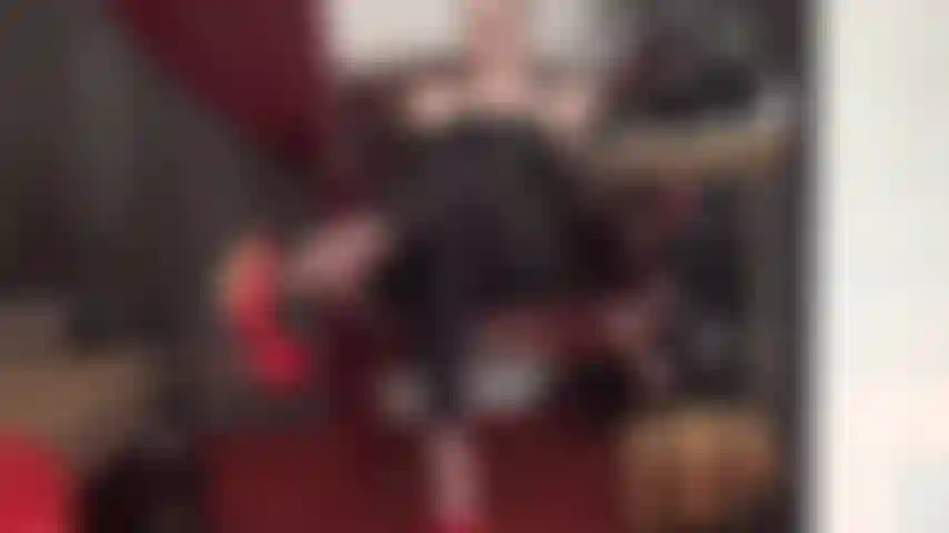 Dominación de pies y strap-on: los pies de mi ama te hacen suplicar una polla negra enorme. El aroma de sus perfectos pies de nailon te pone débil y cachondo, tu culo de puta ansía recibir una gran polla negra.