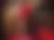 Fetiche del satén con peluca rubia: la amante comparte su fetiche por el satén suave y sedoso vistiendo una blusa de satén rojo sexy y una minifalda.