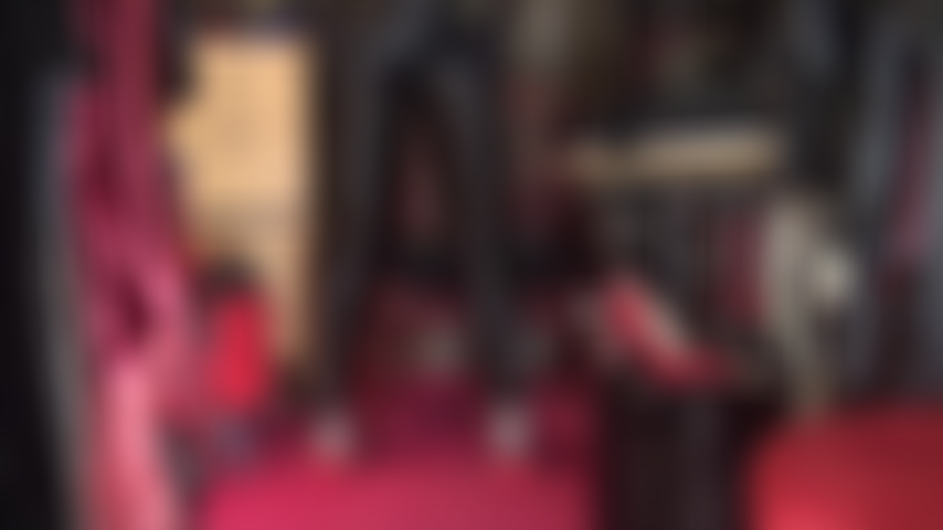 Adoro el satén: mi amante se ve maravillosa con todo el satén, pantalones negros brillantes, blusa y guantes.