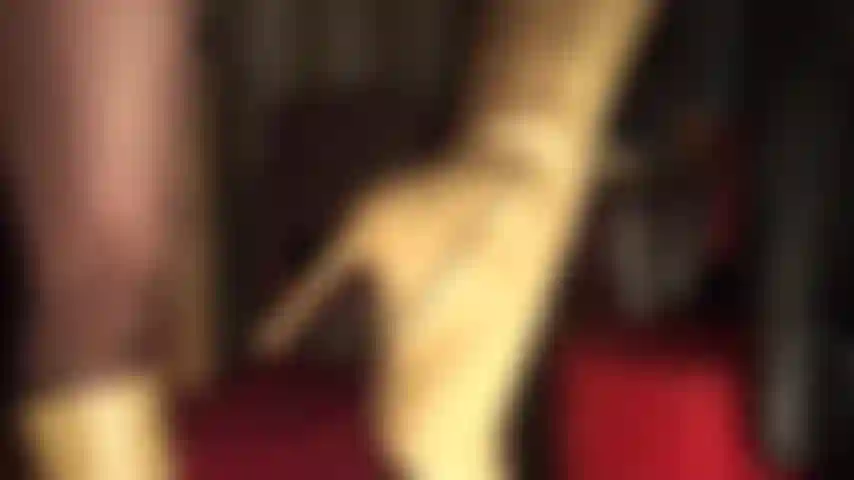 Hermosas botas de cuero color canela, guantes, medias negras y un vestido de pvc ajustado y caliente para volverte absolutamente loca.