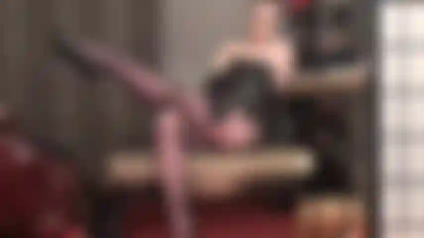 La señora vivian es increíblemente seductora en pantimedias, corsé de cuero y guantes.