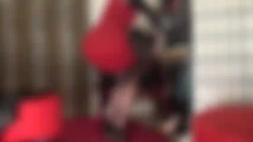 Masturbación femenina en medias de seda y tacones de aguja.