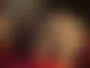 Culo, piernas y pies en capas de pantimedias y medias brillantes.